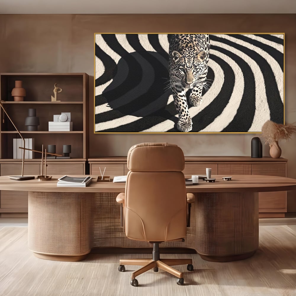 Tablou canvas cu tablou canvas cu leopard pe fundal spiralat alb-negru, in rama de aluminiu auriu, pe perete intr-un birou